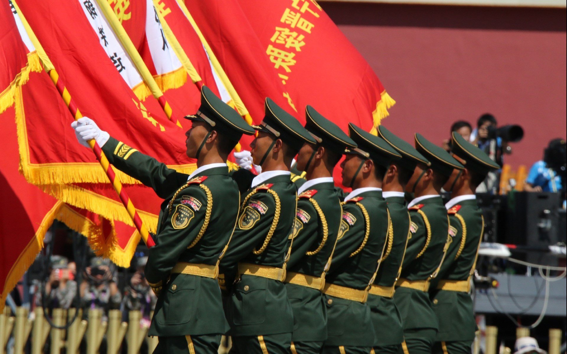 双线狂飙,F1揭幕夜的引擎咆哮与哈利伯顿的末节掌控